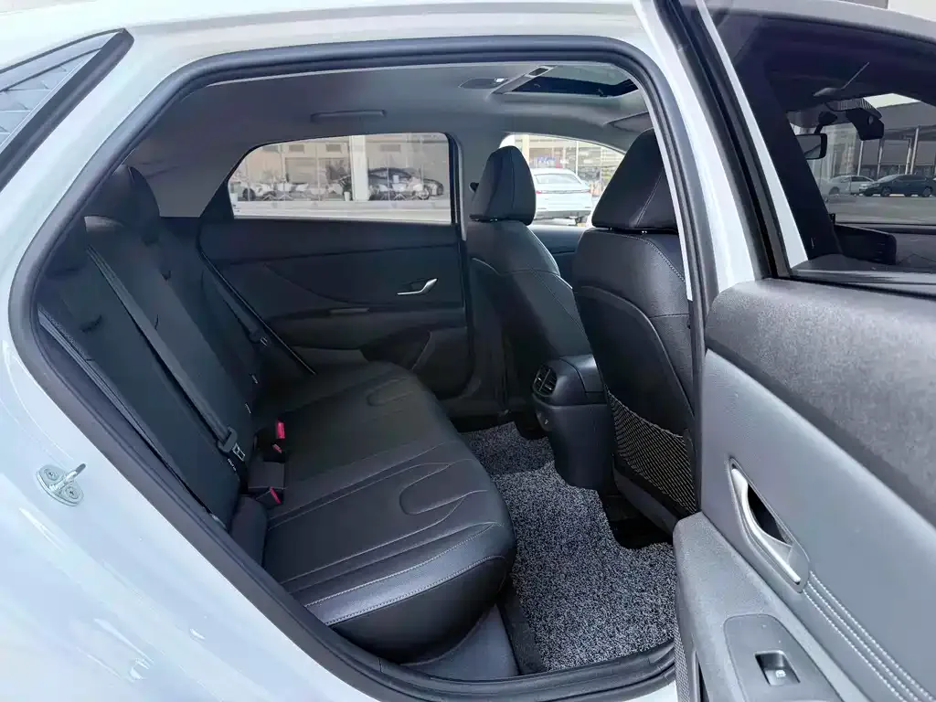 Hyundai Elantra — фото 10