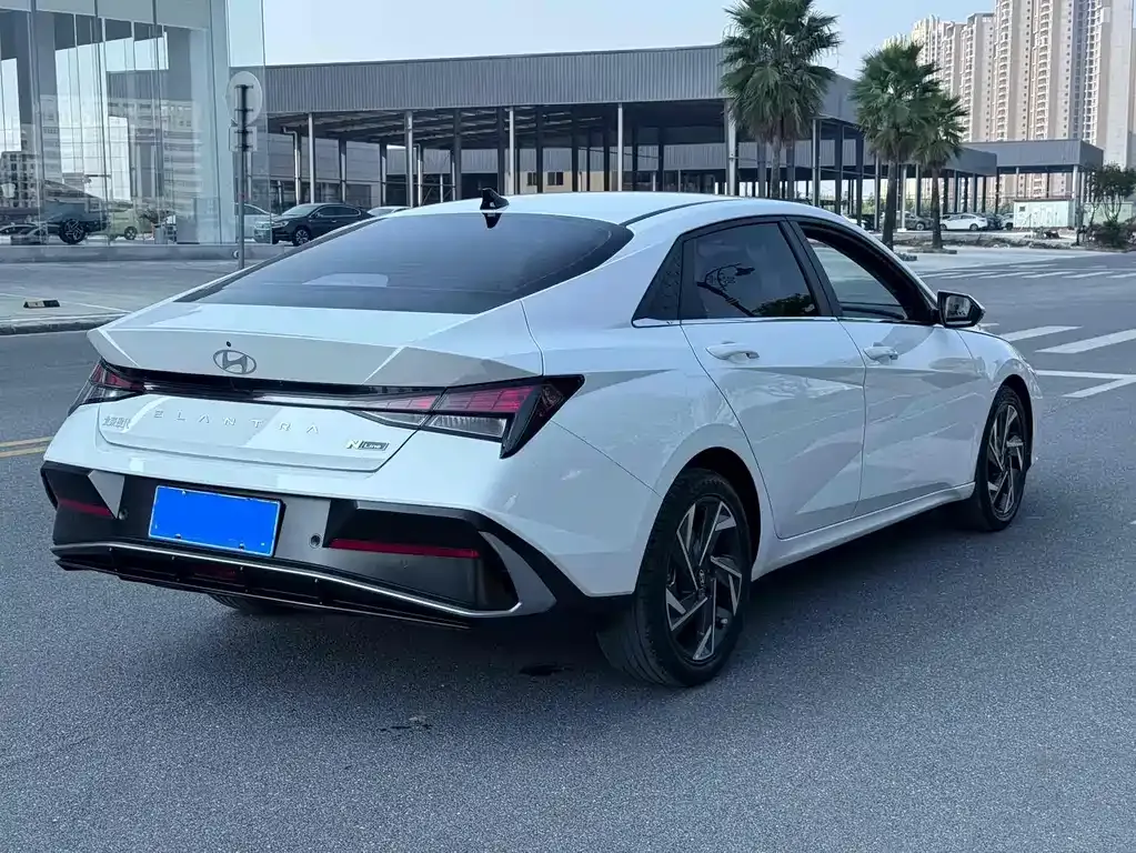 Hyundai Elantra — фото 4