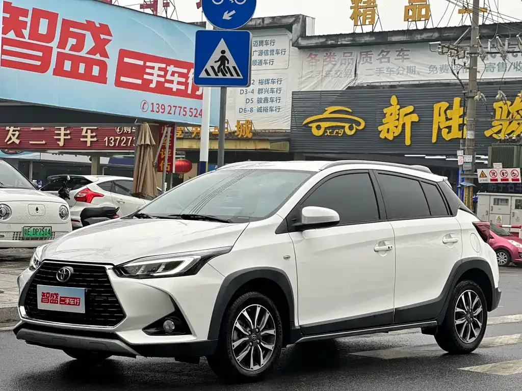 Toyota Yaris L — фото 1