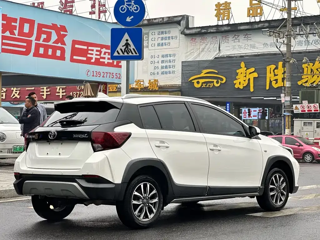 Toyota Yaris L — фото 3
