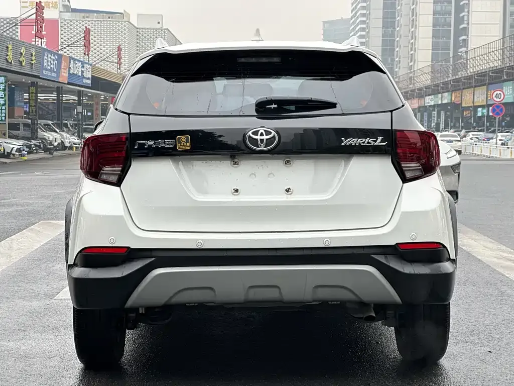 Toyota Yaris L — фото 4