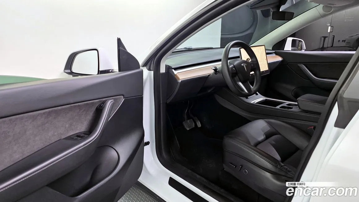Tesla Model Y — фото 10