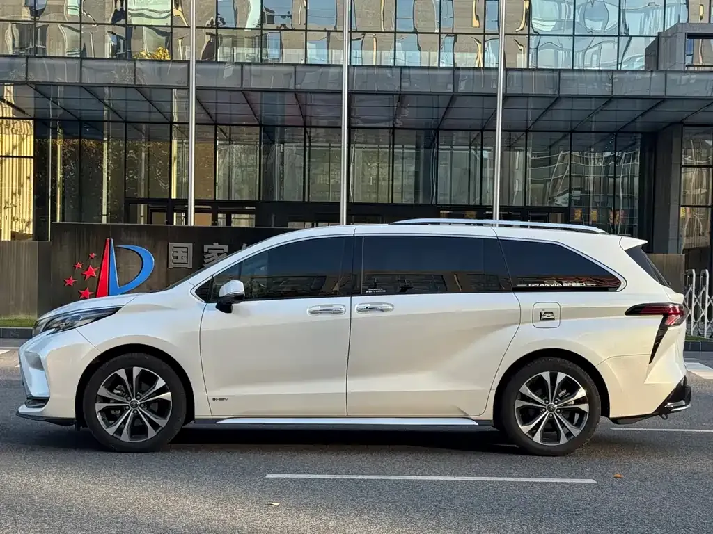 Toyota Granvia — фото 3