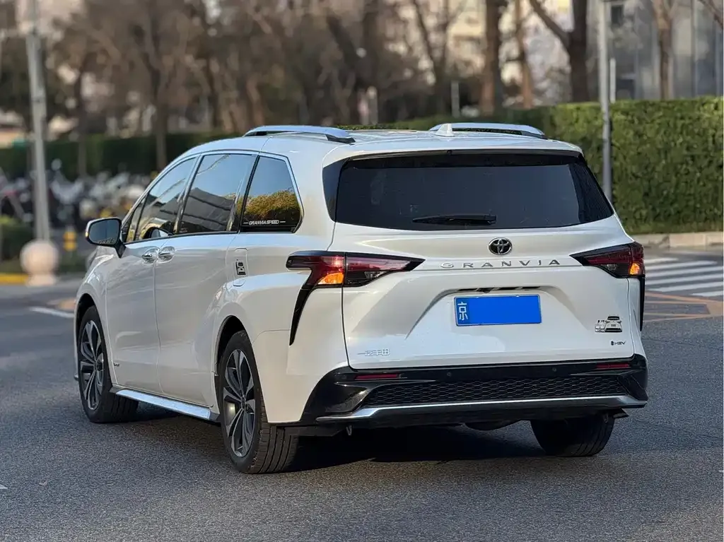 Toyota Granvia — фото 4