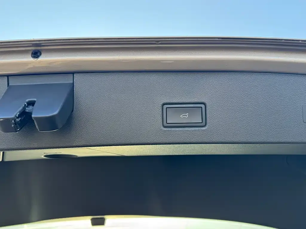 Volkswagen T-Roc — фото 9
