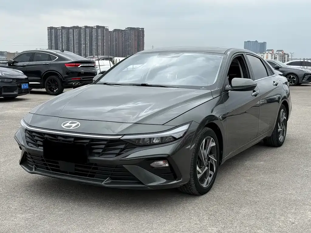 Hyundai Elantra — фото 1
