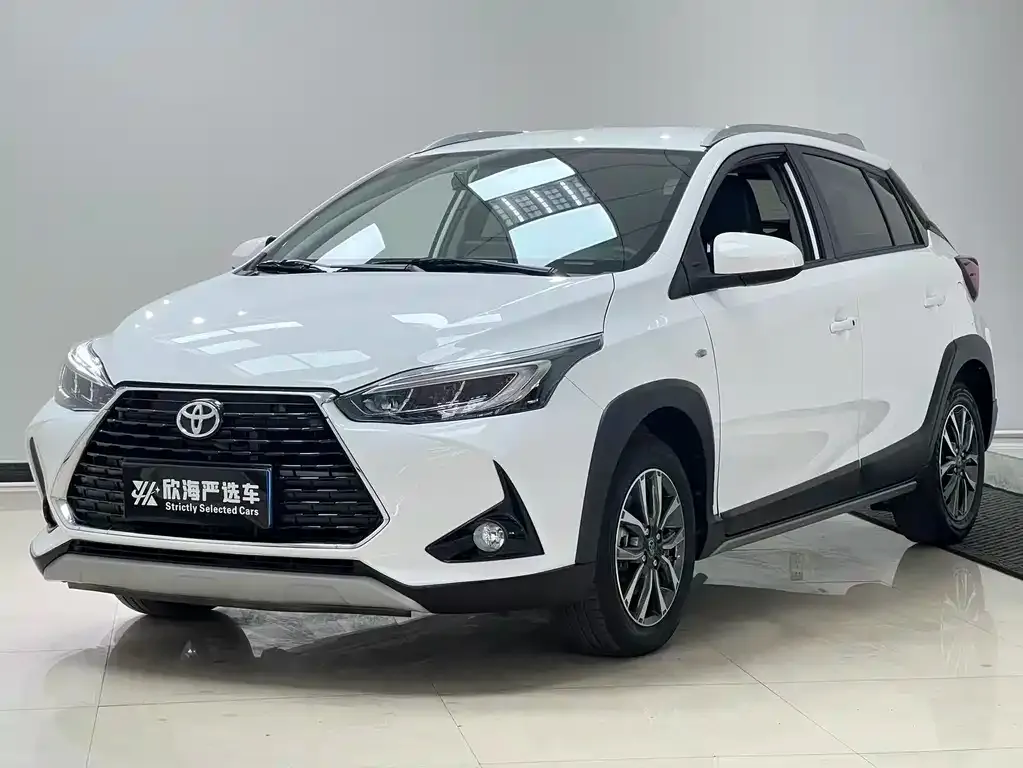 Toyota Yaris L — фото 1