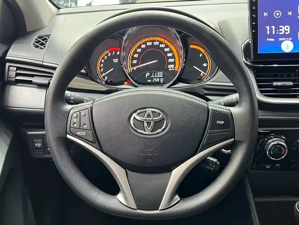 Toyota Yaris L — фото 9
