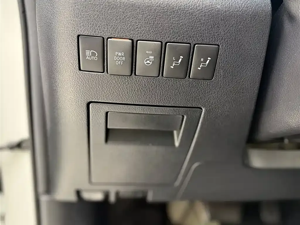 Toyota Alphard — фото 10