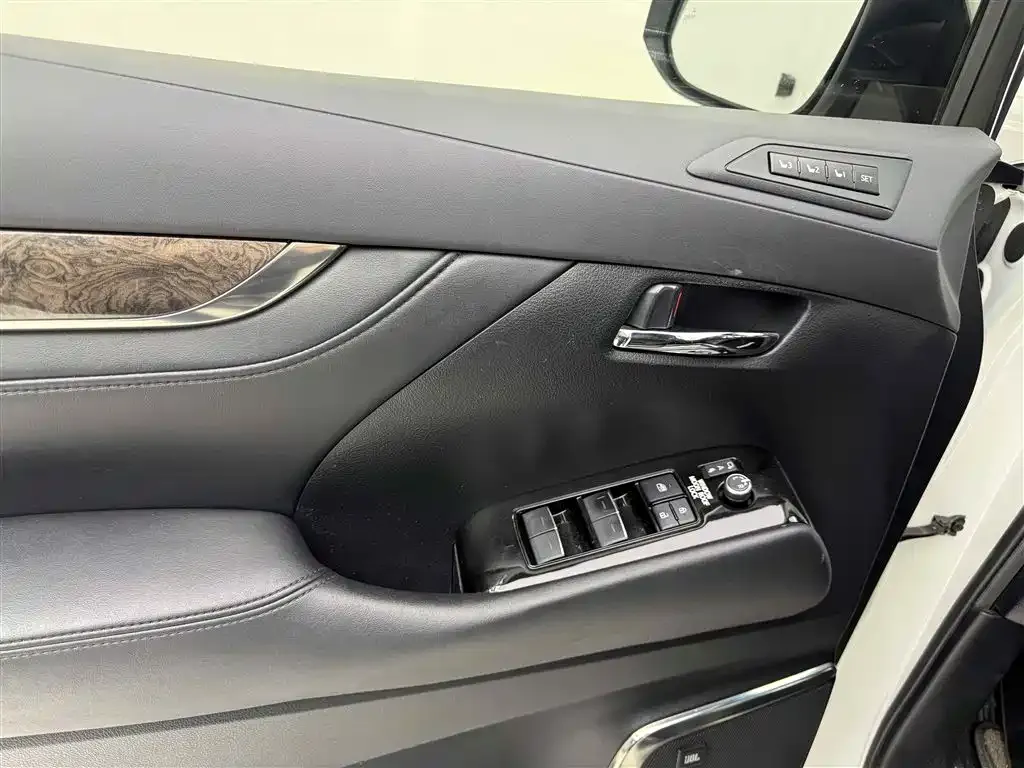 Toyota Alphard — фото 9
