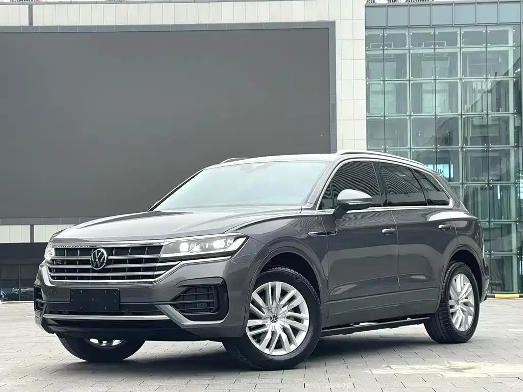 Volkswagen Touareg — фото 1