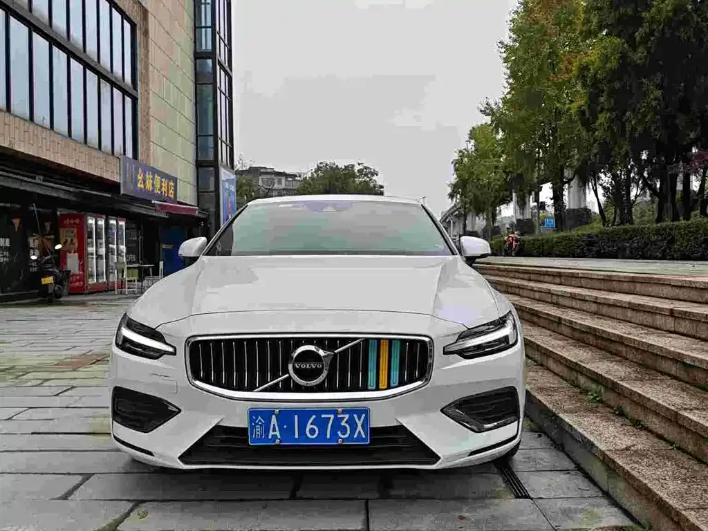 Volvo S60 — фото 1