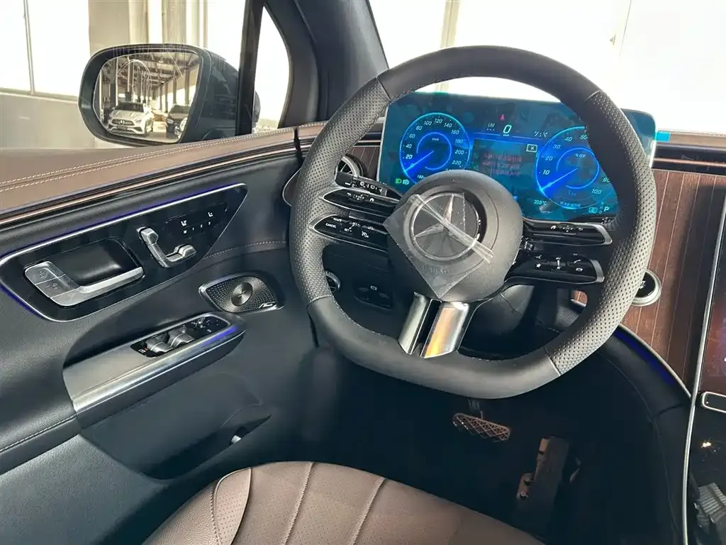 Mercedes-Benz EQE SUV — фото 8
