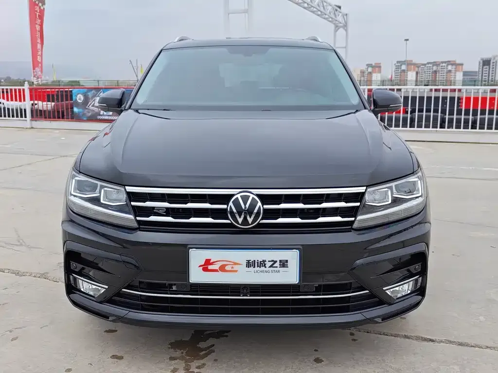 Volkswagen Tiguan L — фото 1