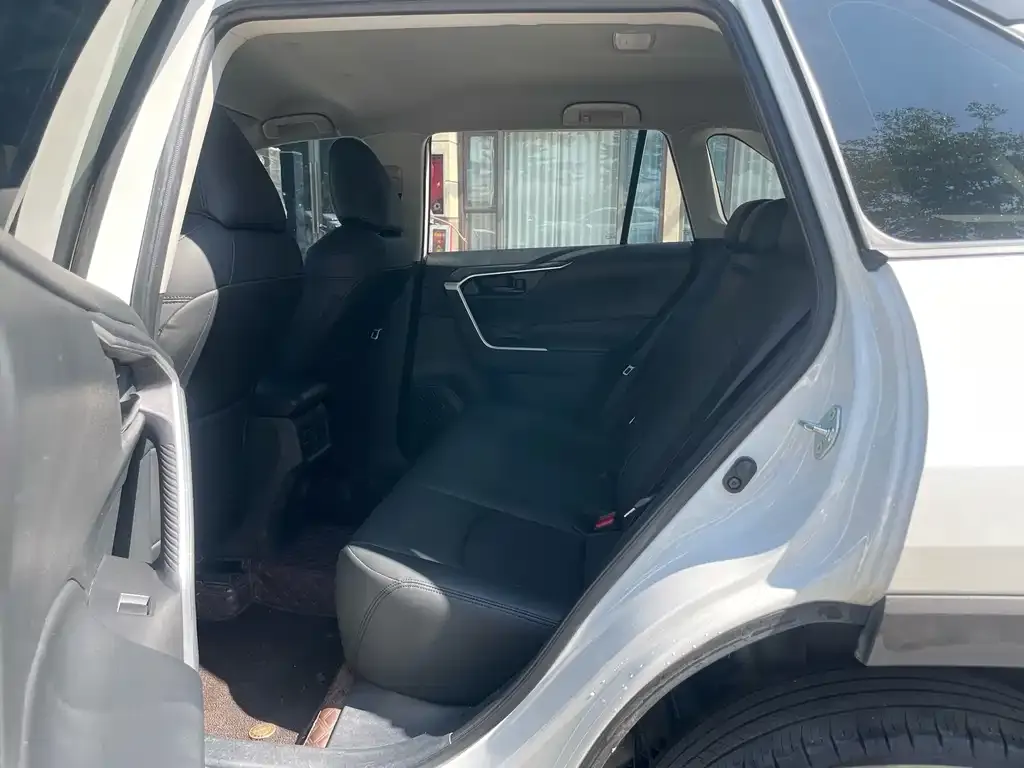 Toyota RAV4 — фото 10