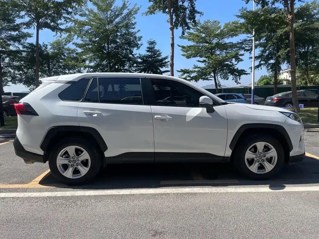 Toyota RAV4 — фото 4