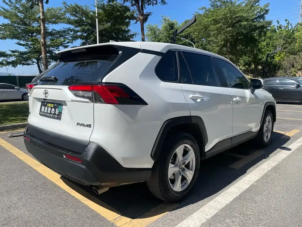 Toyota RAV4 — фото 5