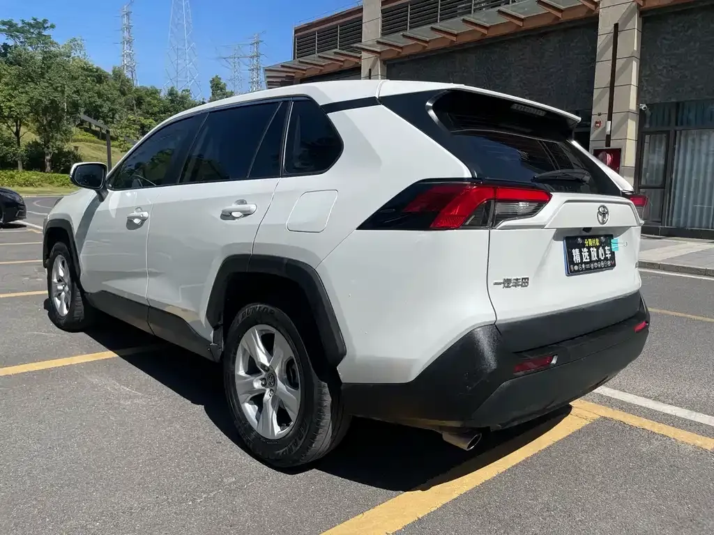 Toyota RAV4 — фото 7