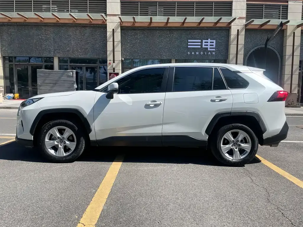 Toyota RAV4 — фото 8