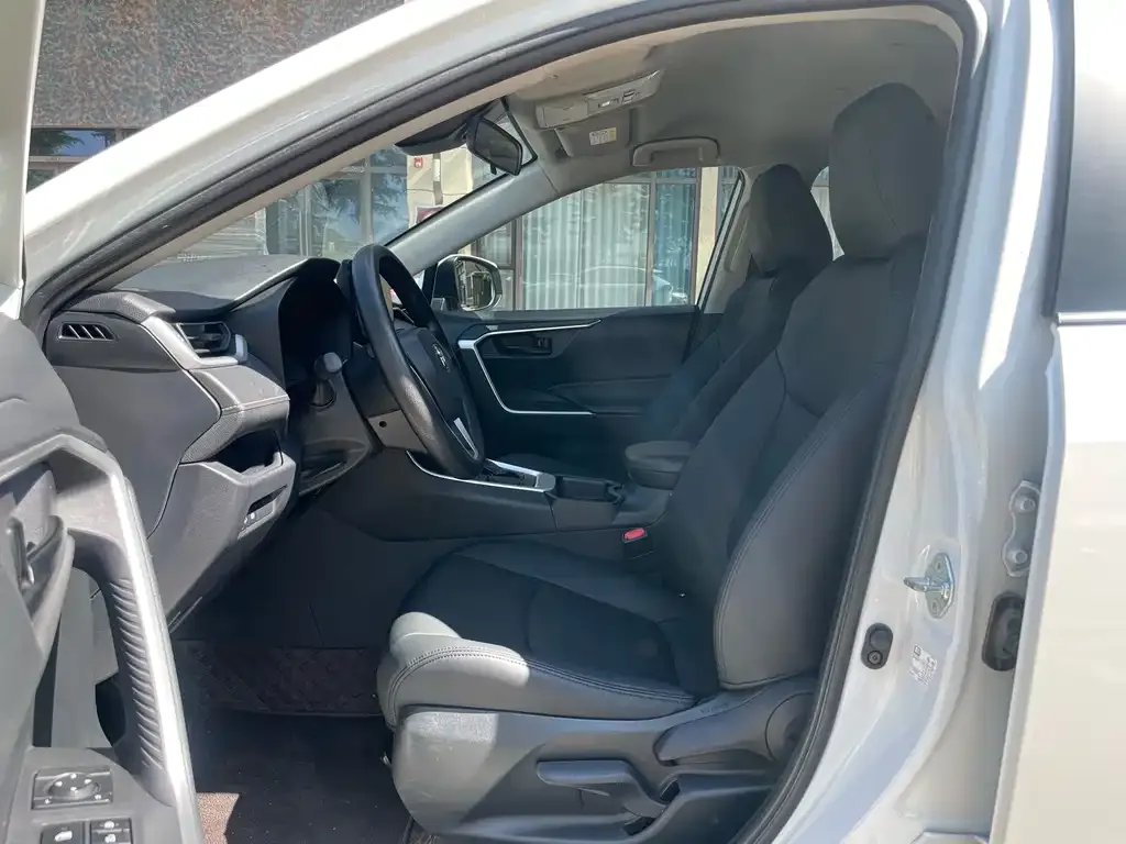 Toyota RAV4 — фото 9