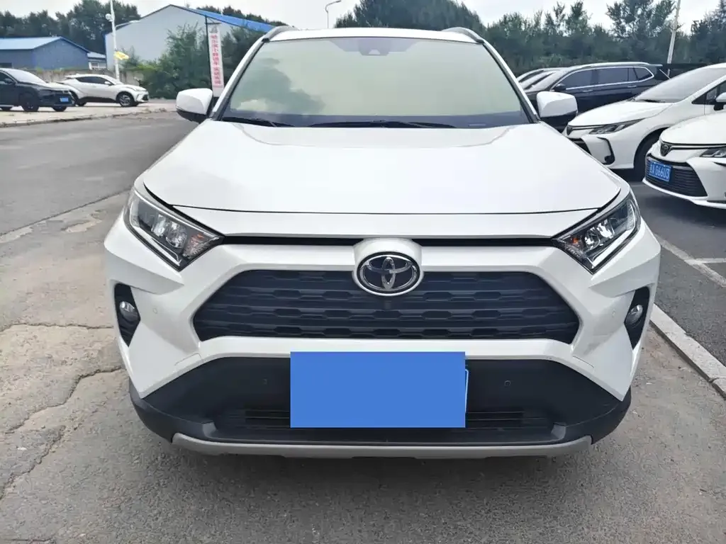Toyota RAV4 — фото 1