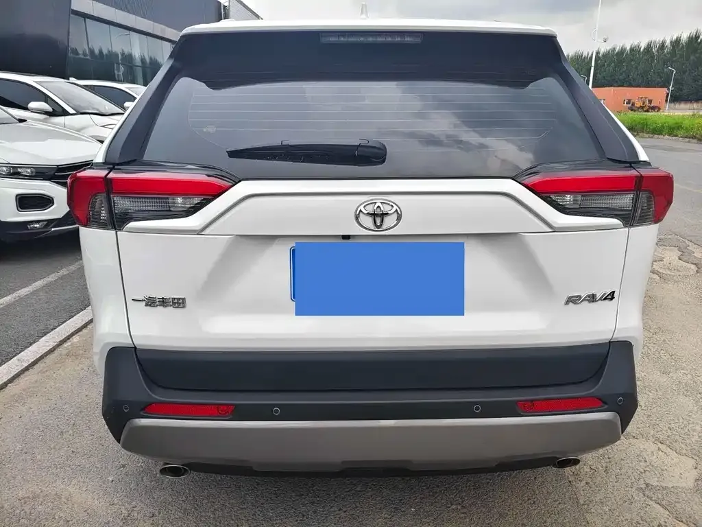 Toyota RAV4 — фото 5