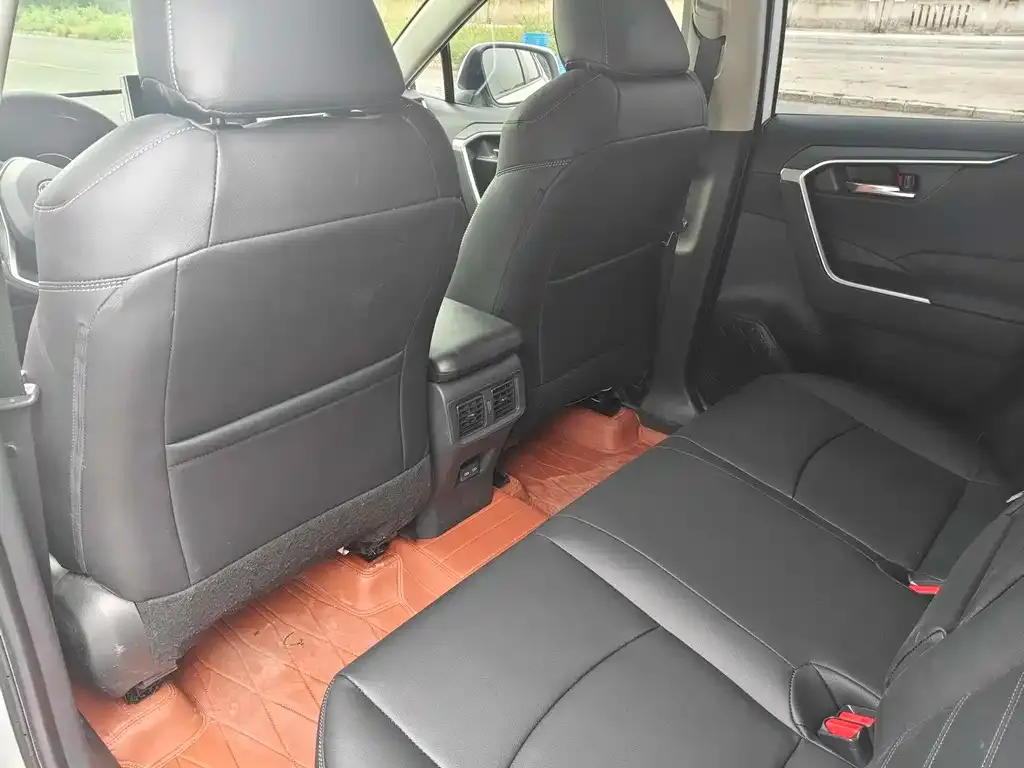 Toyota RAV4 — фото 8