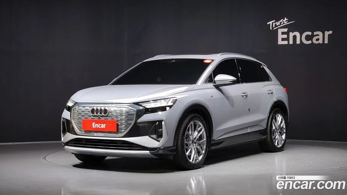 Audi Q4 e-tron — фото 1