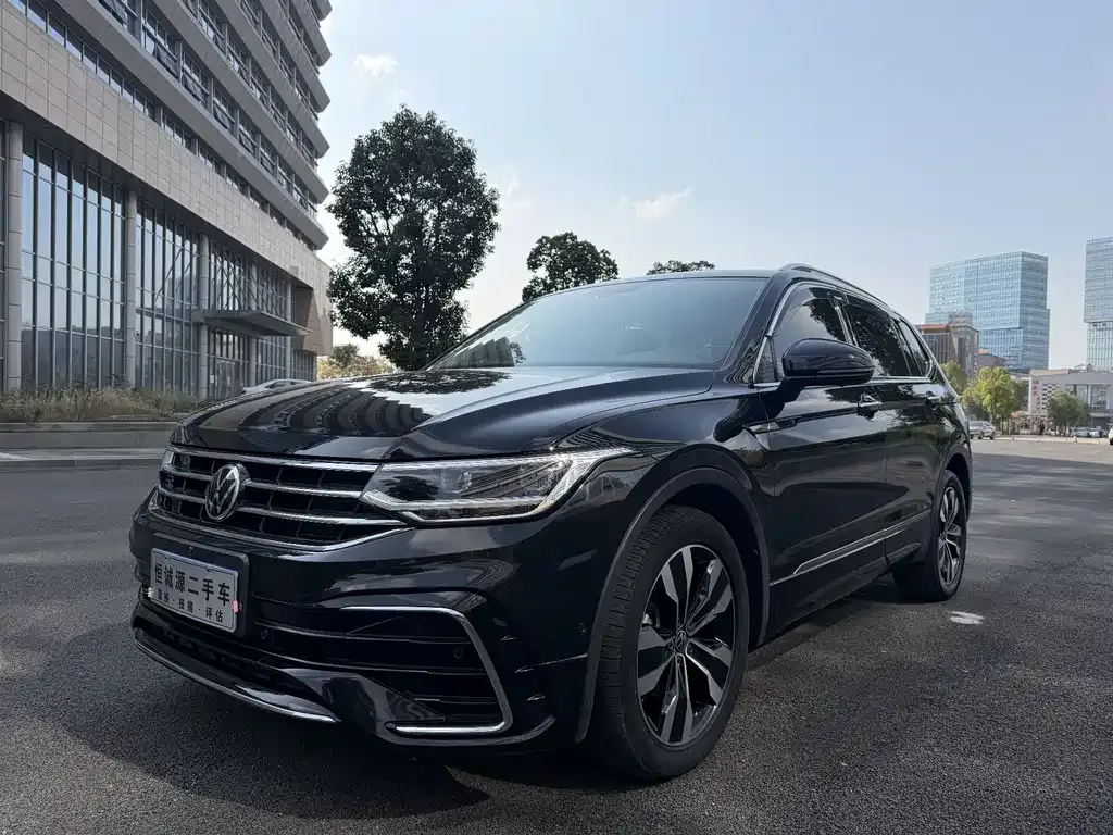 Volkswagen Tiguan L — фото 1