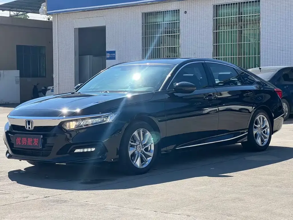 Honda Accord — фото 1