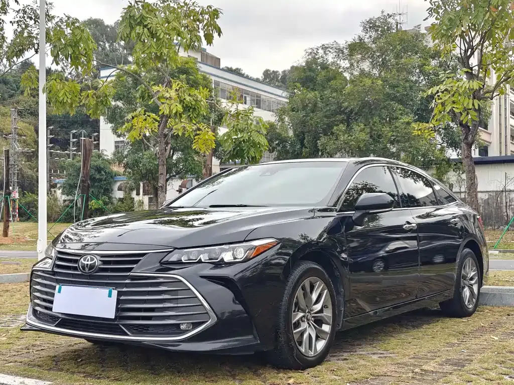 Toyota Avalon — фото 1