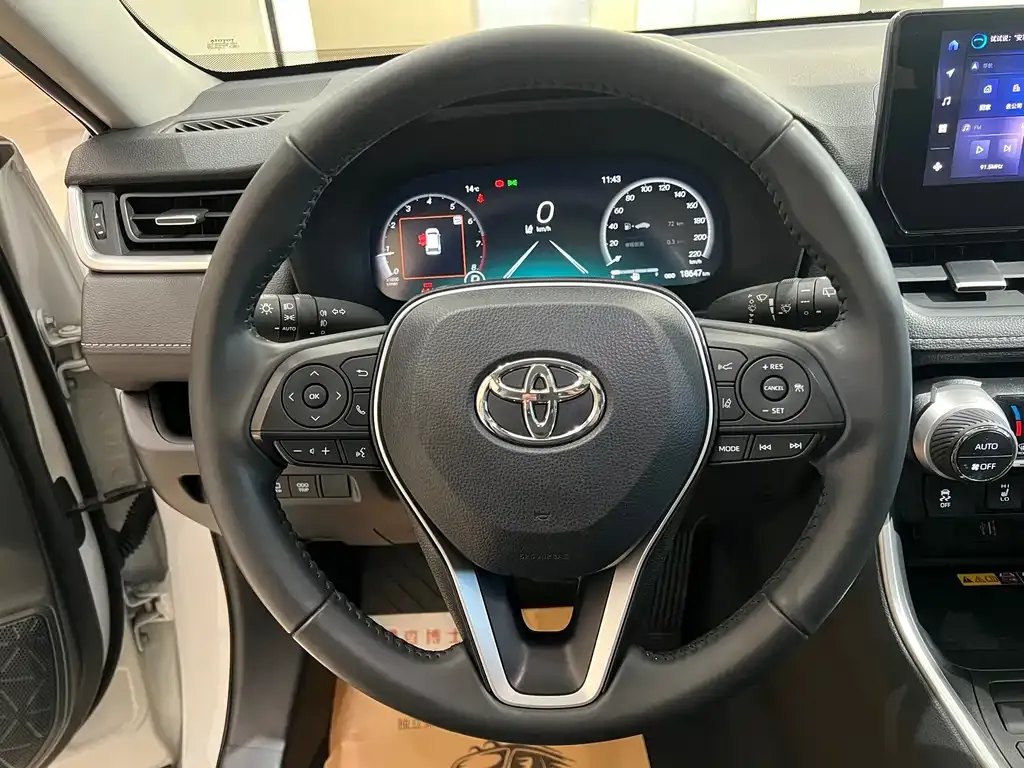 Toyota RAV4 — фото 10