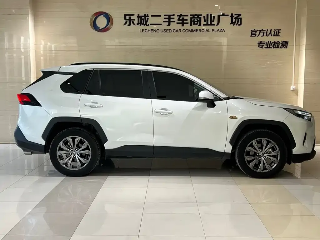 Toyota RAV4 — фото 5