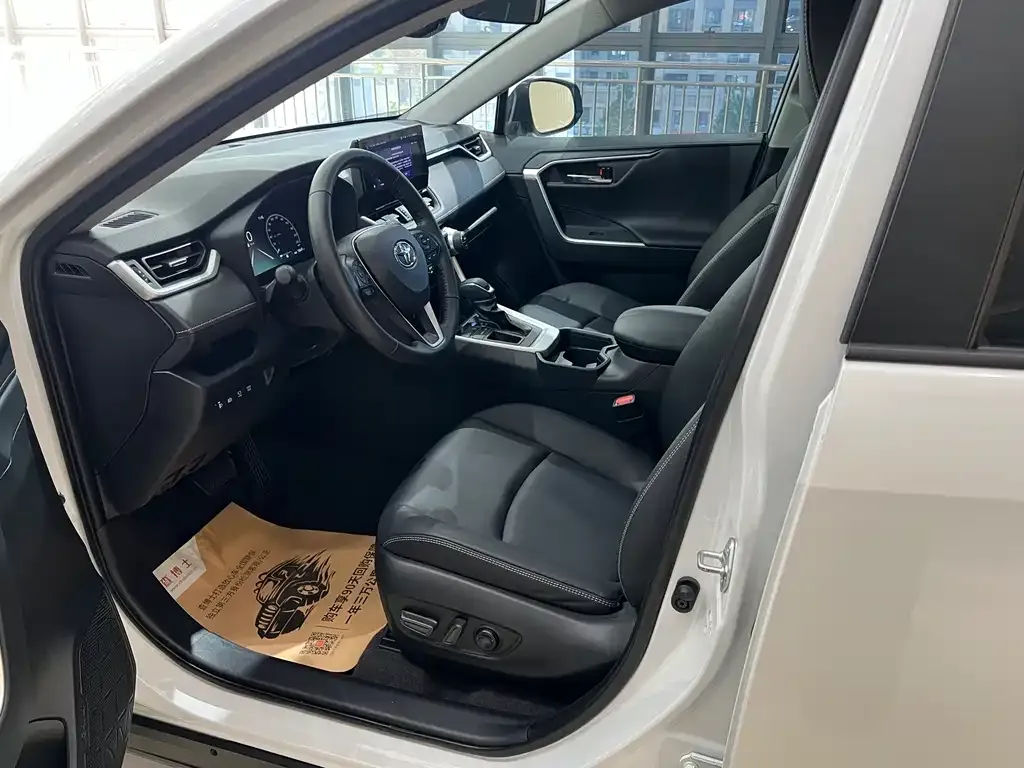Toyota RAV4 — фото 7