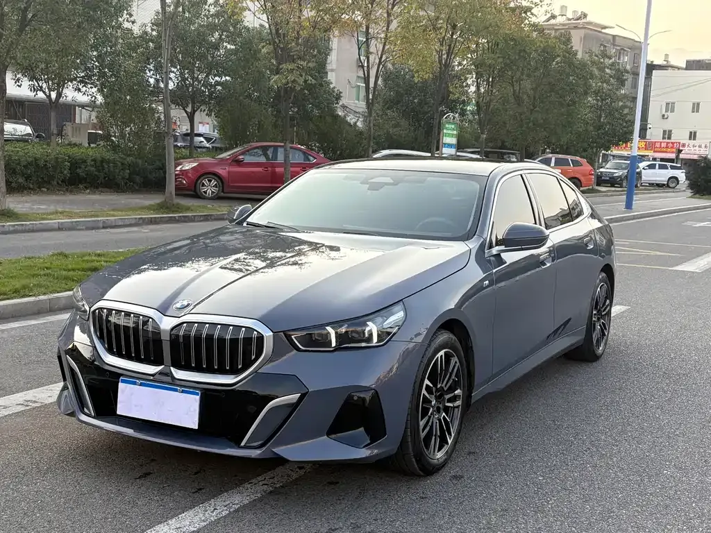 BMW 5 Series — фото 1