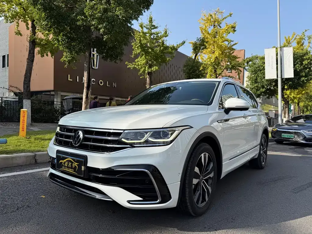 Volkswagen Tiguan L — фото 1
