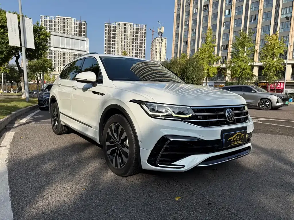 Volkswagen Tiguan L — фото 3