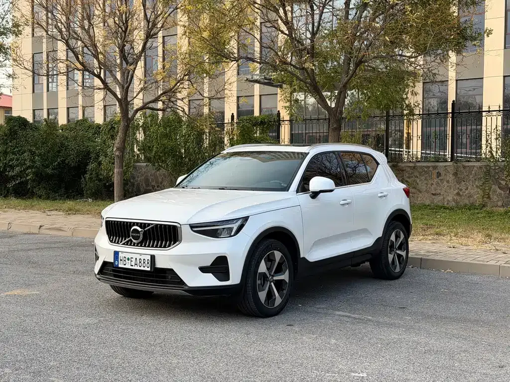 Volvo XC40 — фото 1