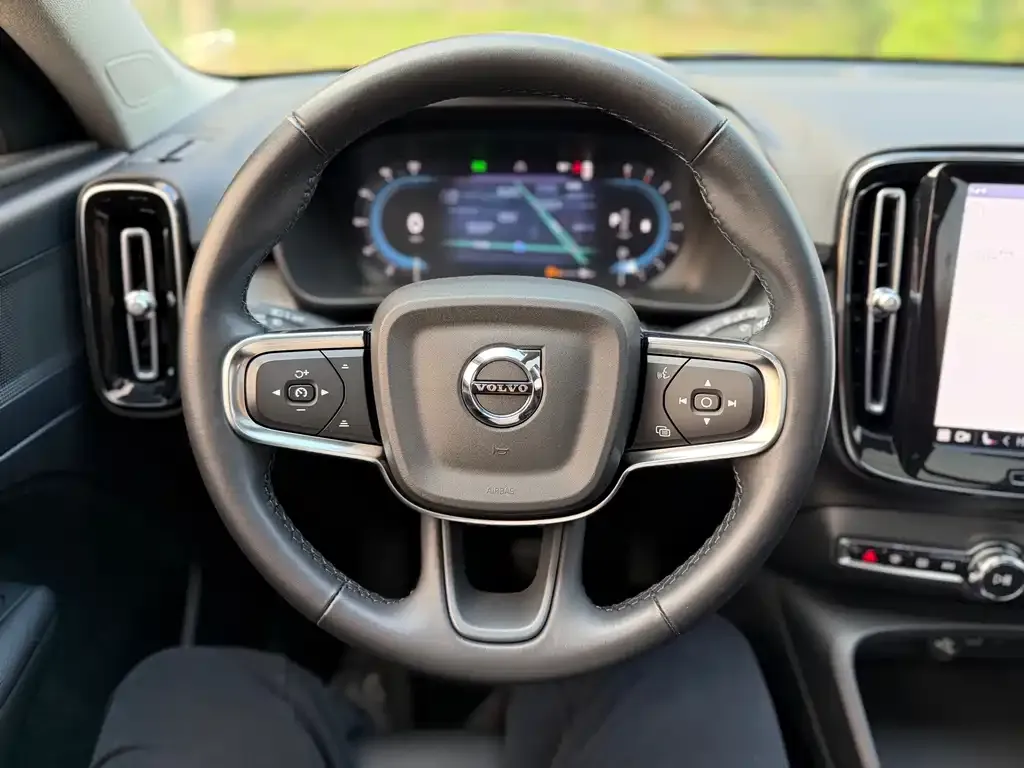 Volvo XC40 — фото 10