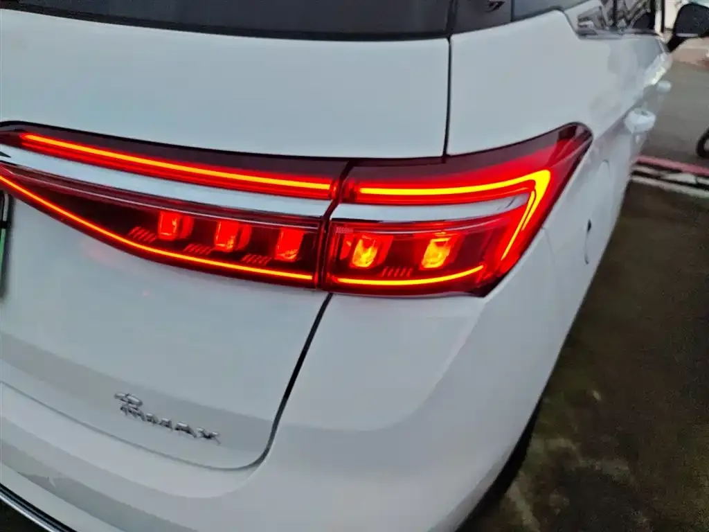 BYD MAX New Energy — фото 8