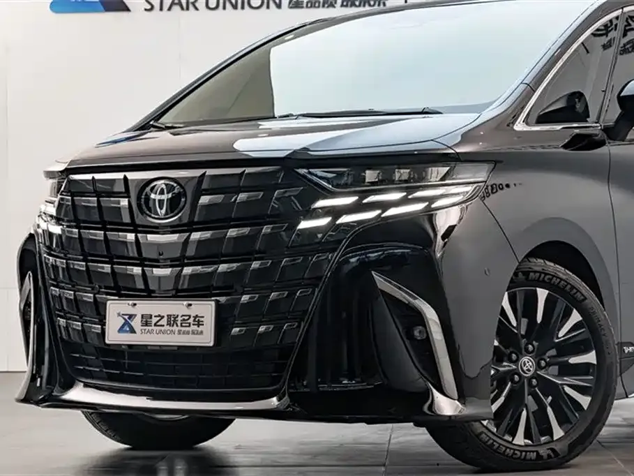 Toyota Alphard — фото 2