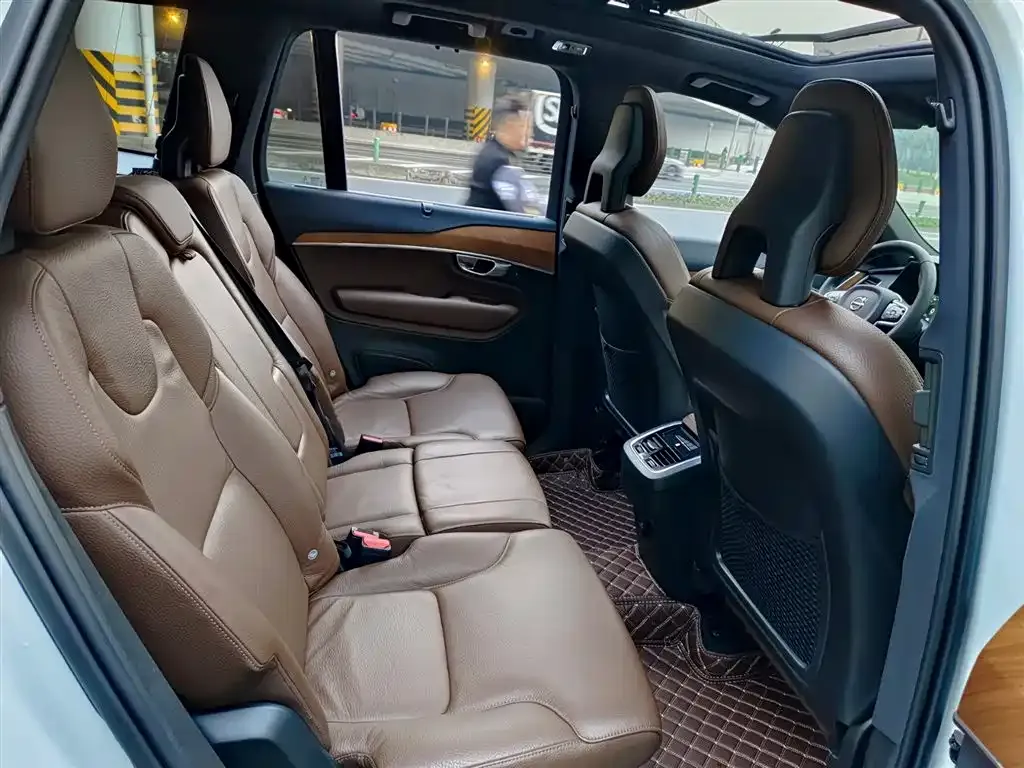 Volvo XC90 — фото 10