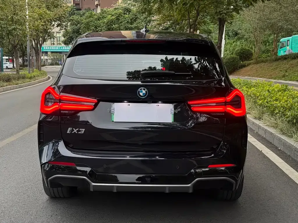 BMW iX3 — фото 10