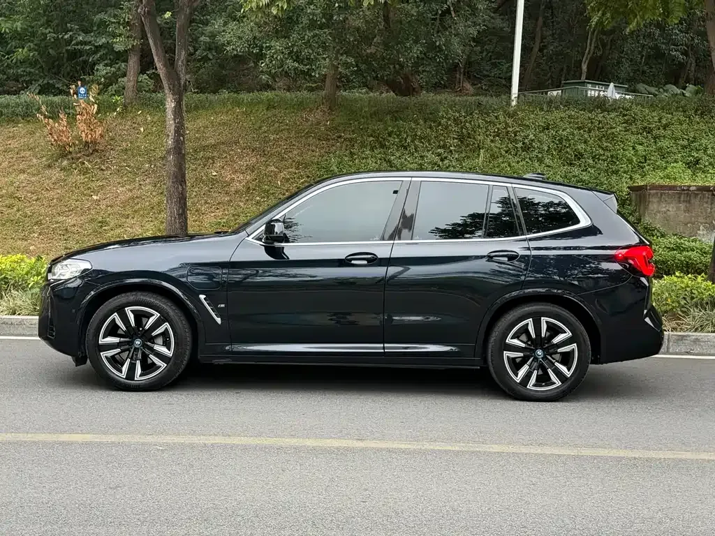 BMW iX3 — фото 3