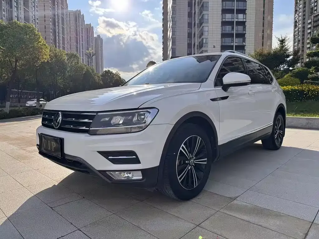 Volkswagen Tiguan L — фото 1