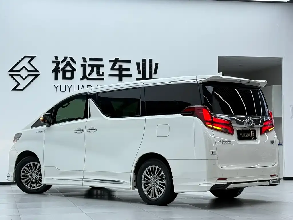 Toyota Alphard — фото 3