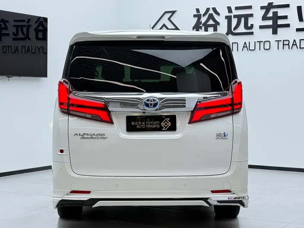 Toyota Alphard — фото 4