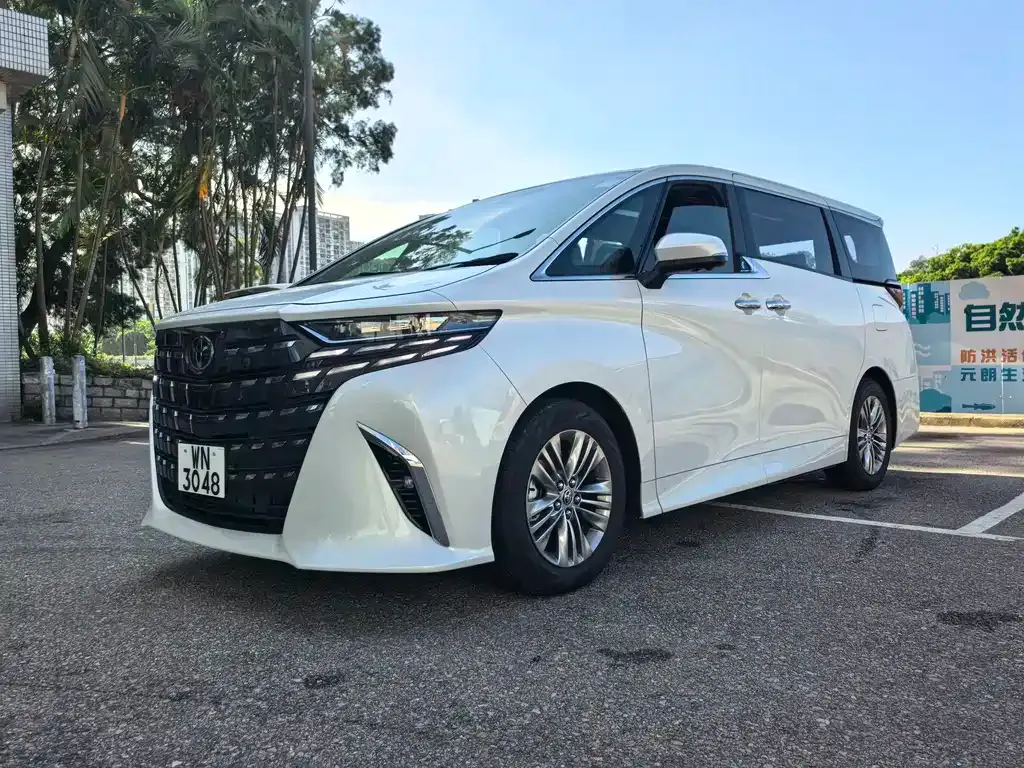 Toyota Alphard — фото 1