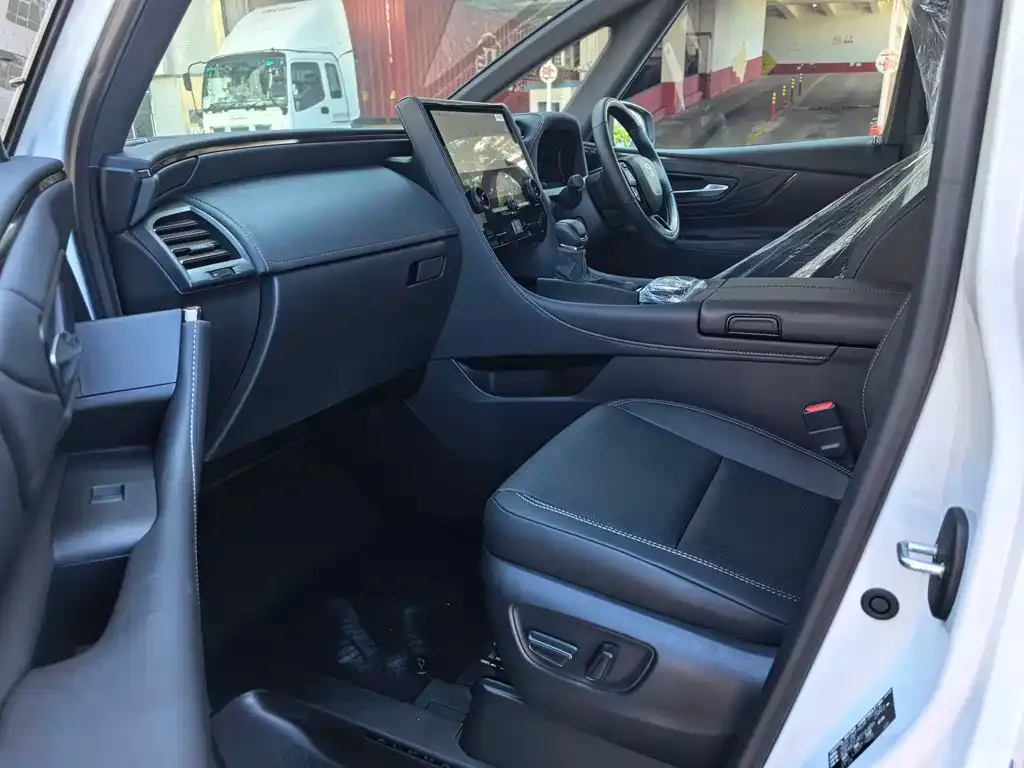 Toyota Alphard — фото 4