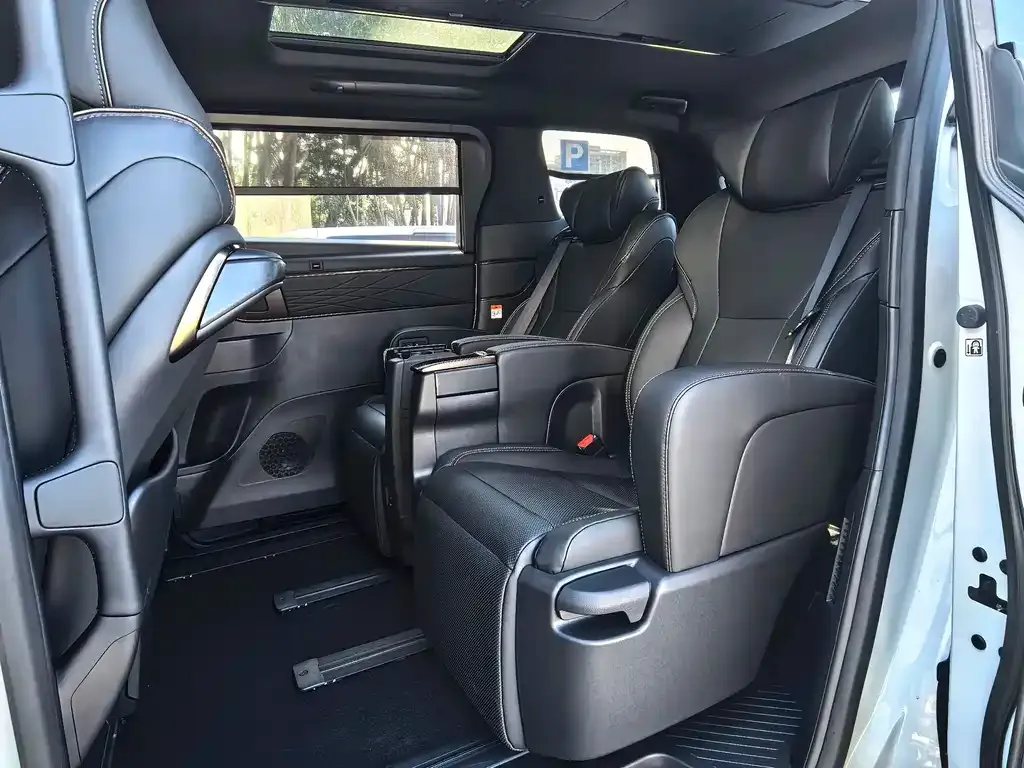 Toyota Alphard — фото 5
